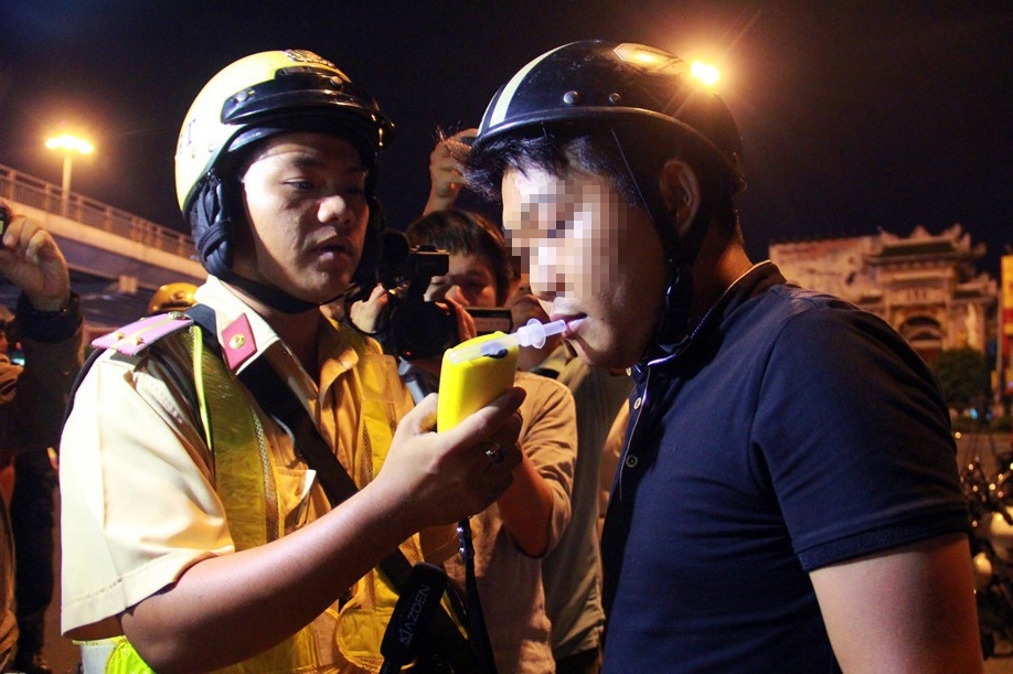 Vi phạm luật giao thông ảnh 3 Vi pham luat giao thong anh 3