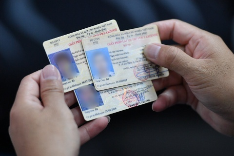 An hoa tu nhung cho giay phep lai xe gia tren mang hinh anh