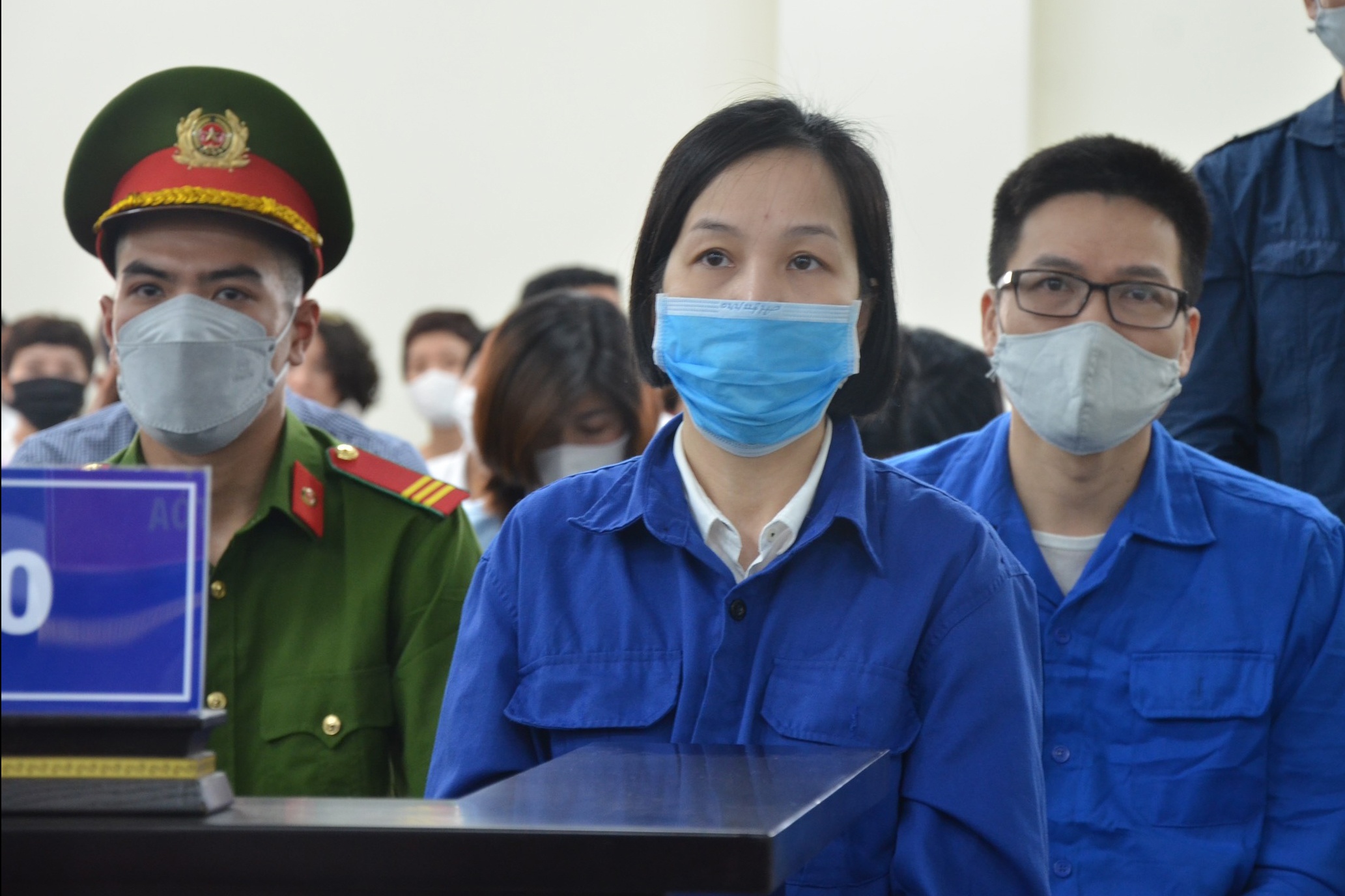 De nghi dieu tra dau hieu lua dao cua pho giam doc chi nhanh VietABank hinh anh