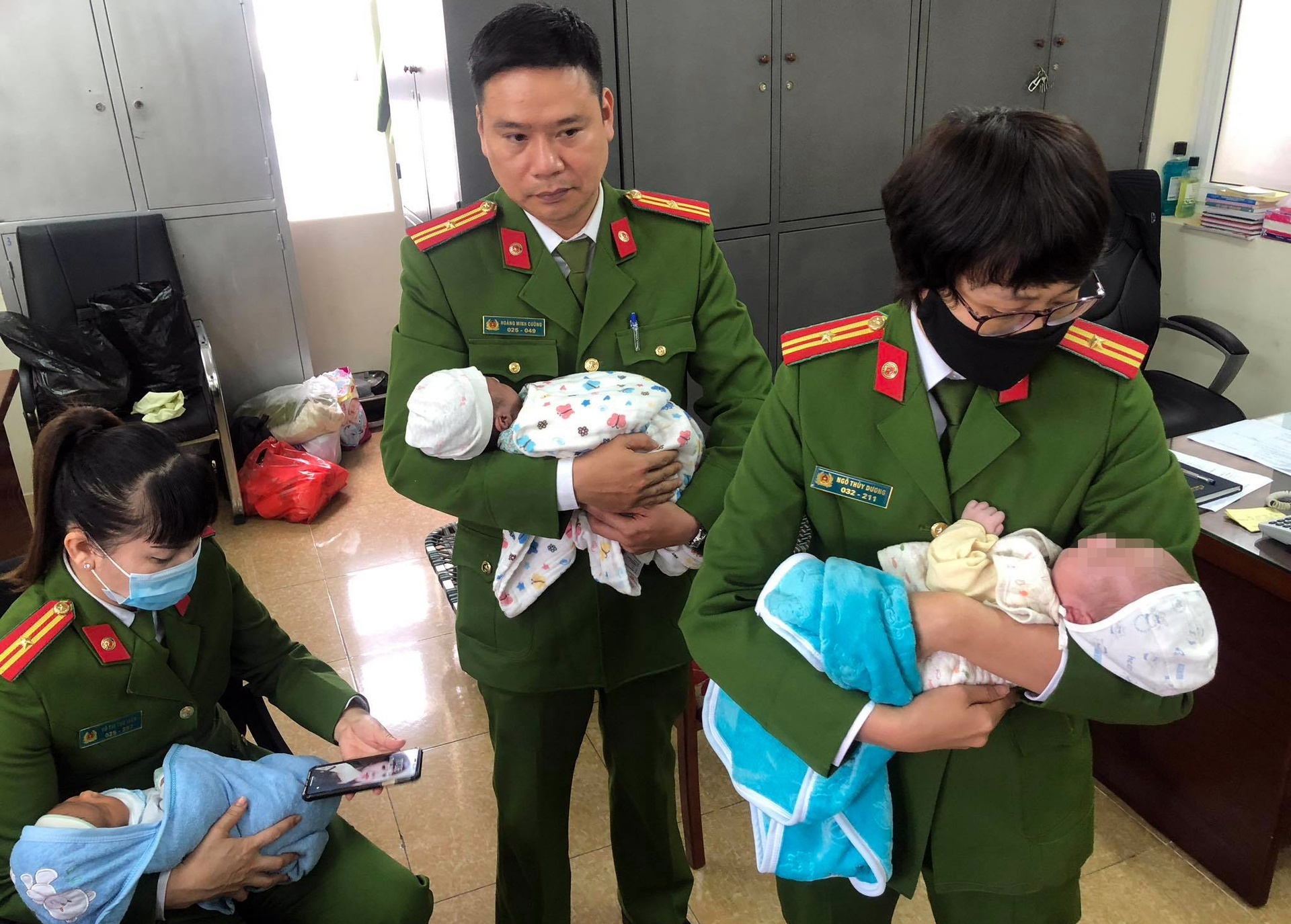 Ban con cho nhom buon nguoi, hai vo chong linh an hinh anh