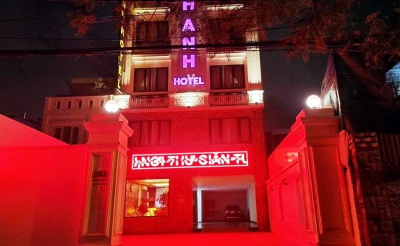 Doi nam nu tu vong bat thuong trong nha nghi hinh anh