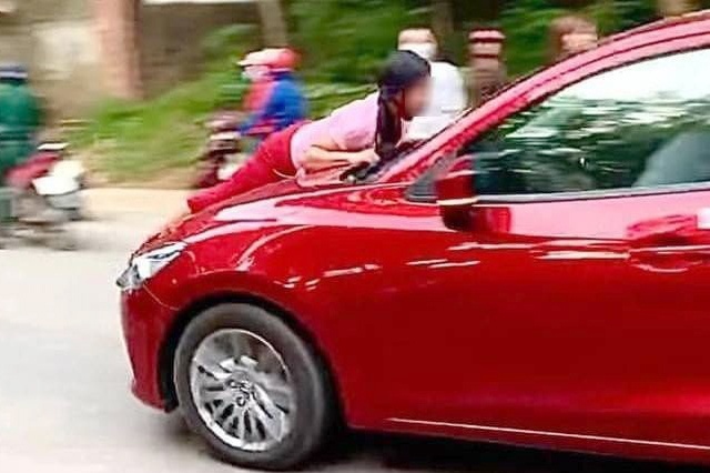 Tai xe bi phat tu sau vu tranh cai do oto truoc cua nha hinh anh