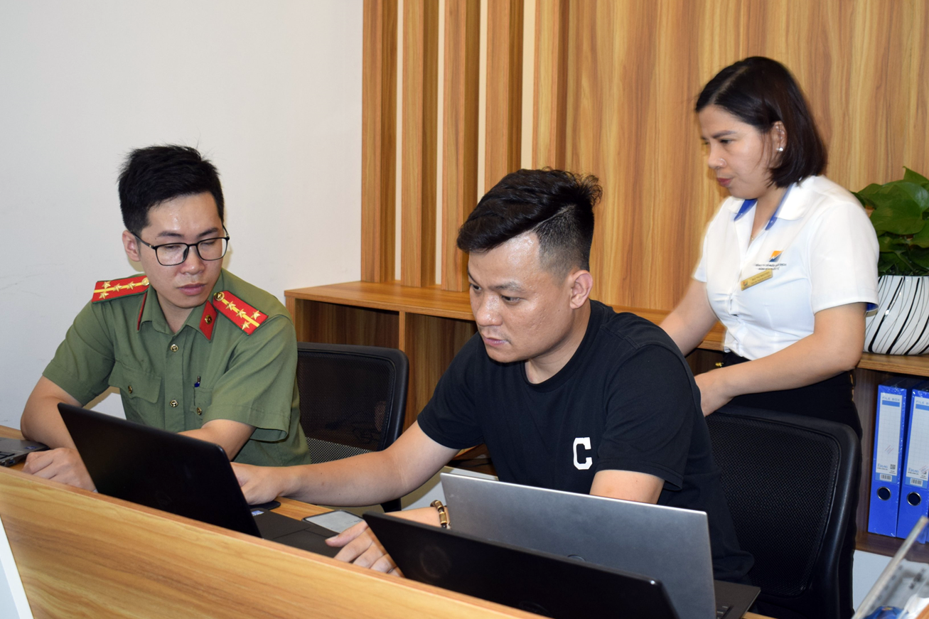 Bo Cong an triet pha duong day danh bac giao dich 90 trieu USD hinh anh