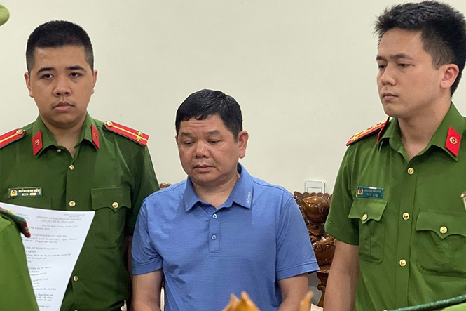 Truong khoa benh vien o Son La bi bat vi nhan tien tu Viet A hinh anh