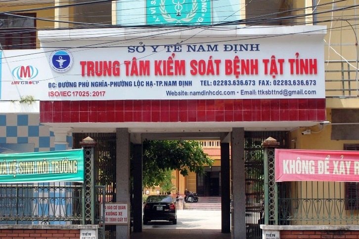 Them 3 nhan vien CDC Nam Dinh bi khoi to trong vu Viet A hinh anh