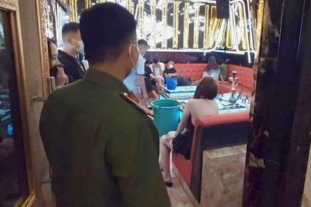 Quan ly quan karaoke dieu tiep vien ban dam hinh anh