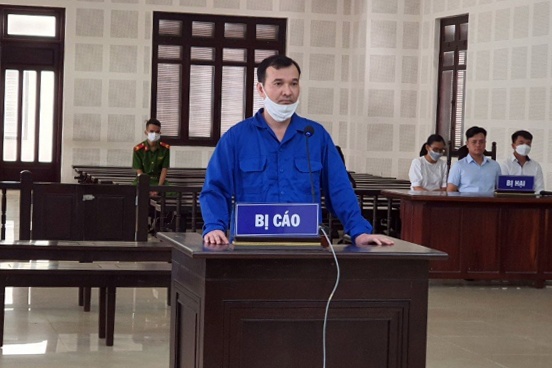 Giam doc chiem doat tien anh 1