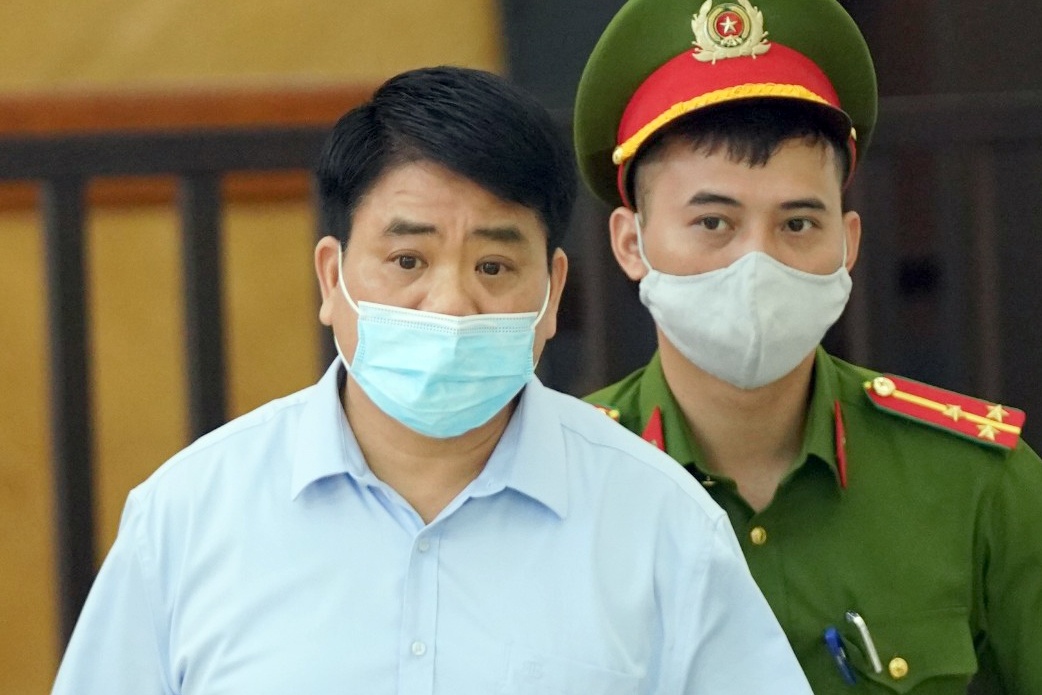 Ong Nguyen Duc Chung nop benh an va 85 bang khen, giay khen den toa an hinh anh