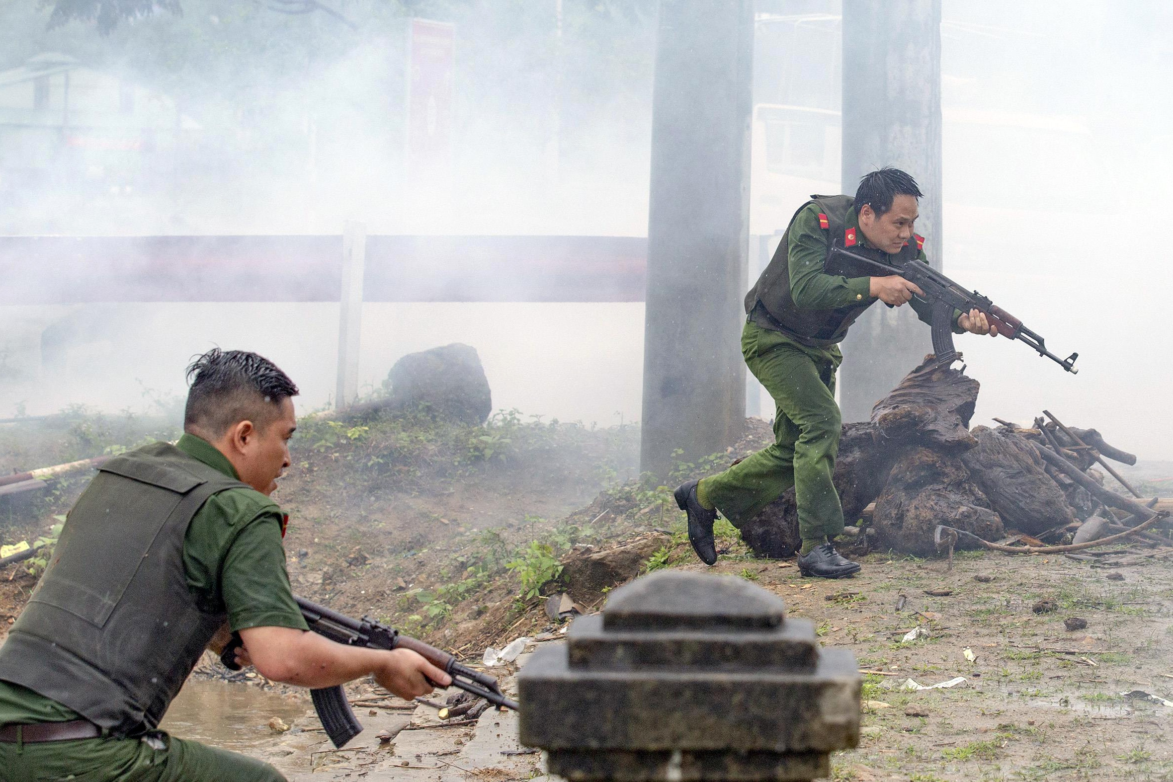 Dien tap tran ap nhom khung bo bat coc con tin hinh anh