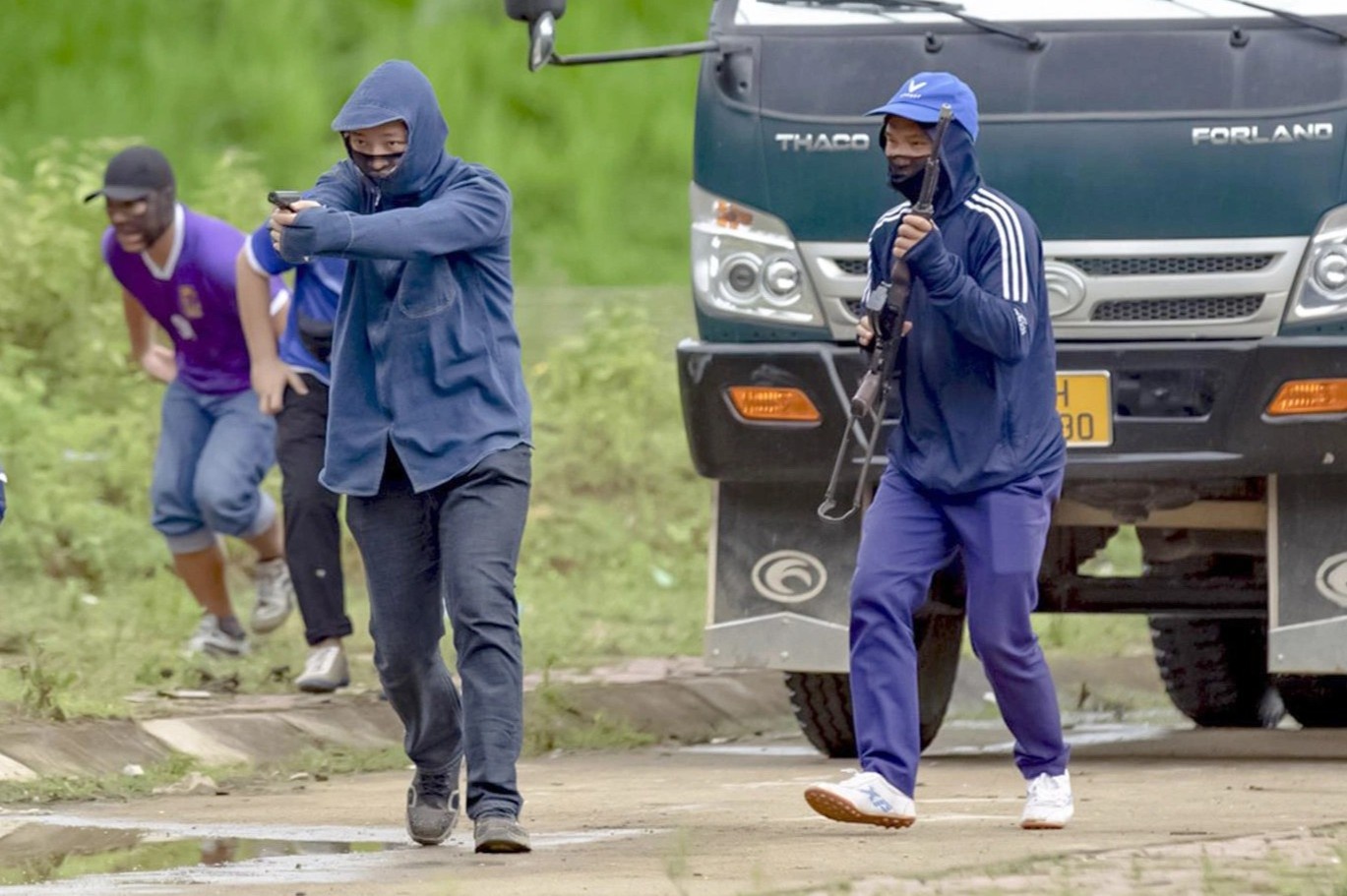 Cong an xa dien tap tieu diet khung bo hinh anh