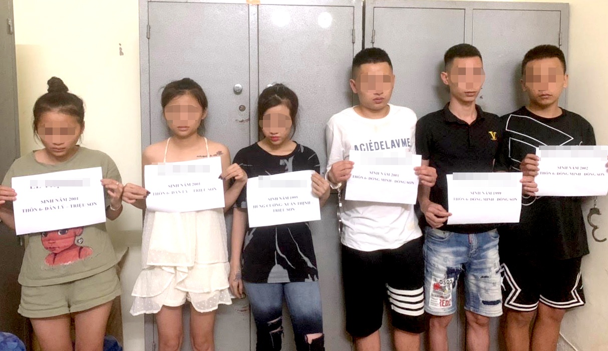 Bay lac trong nha nghi anh 1