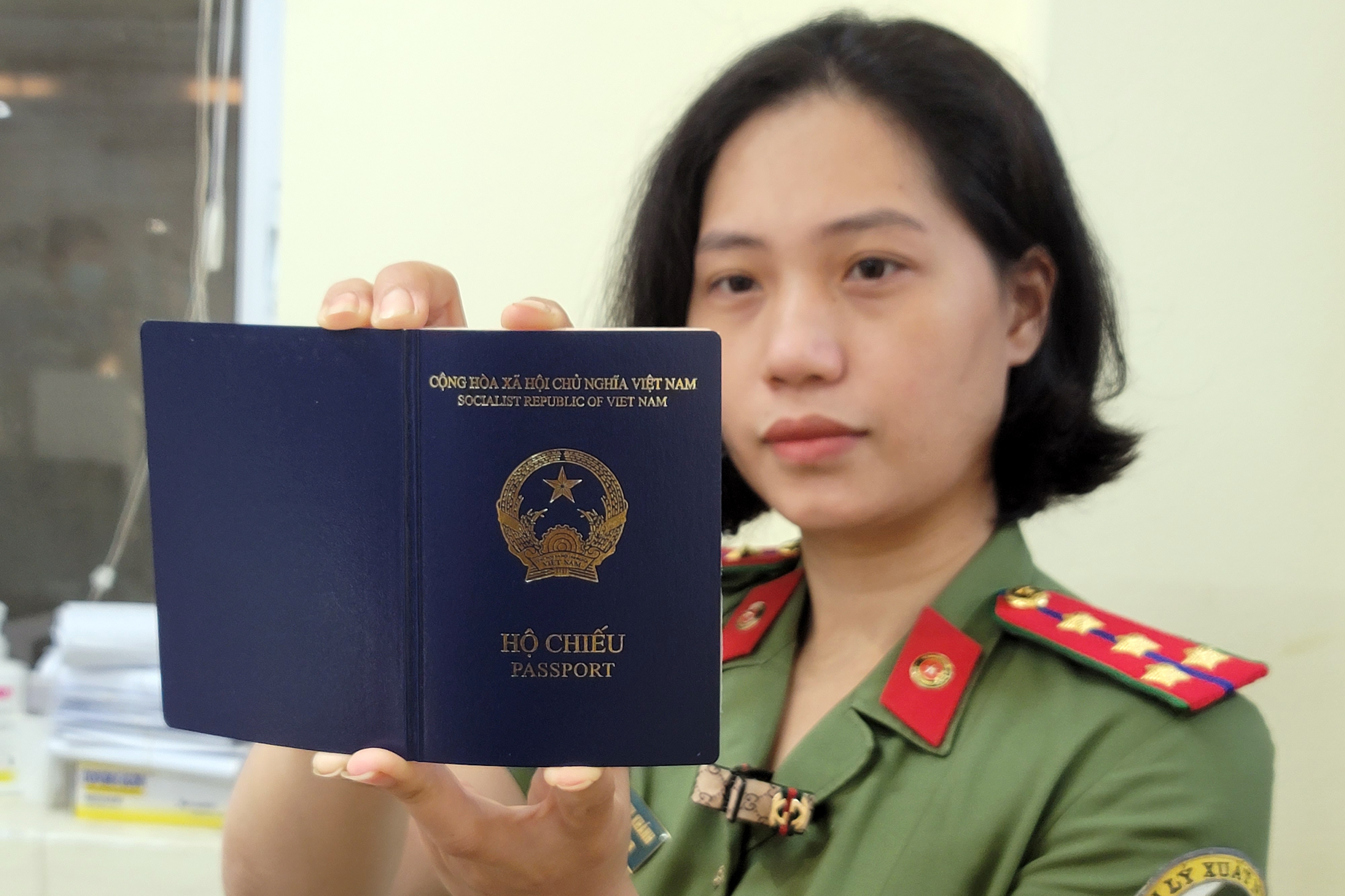 Bo Cong an van cap ho chieu trong khi cho sua thong tin noi sinh hinh anh