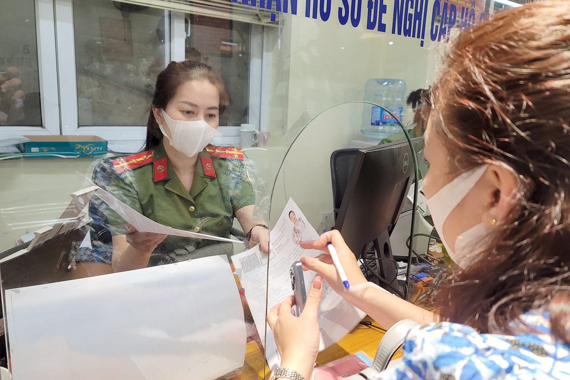 Cong an khuyen cao cach tranh xep hang chen chuc khi lam ho chieu moi hinh anh