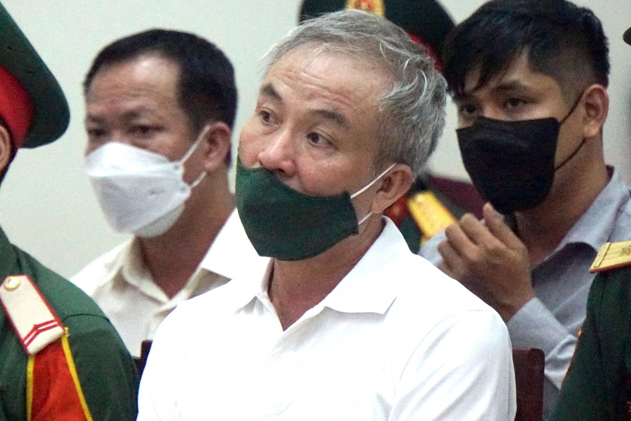 Trum buon lau khai chi tien cho cuu thieu tuong di choi golf hinh anh