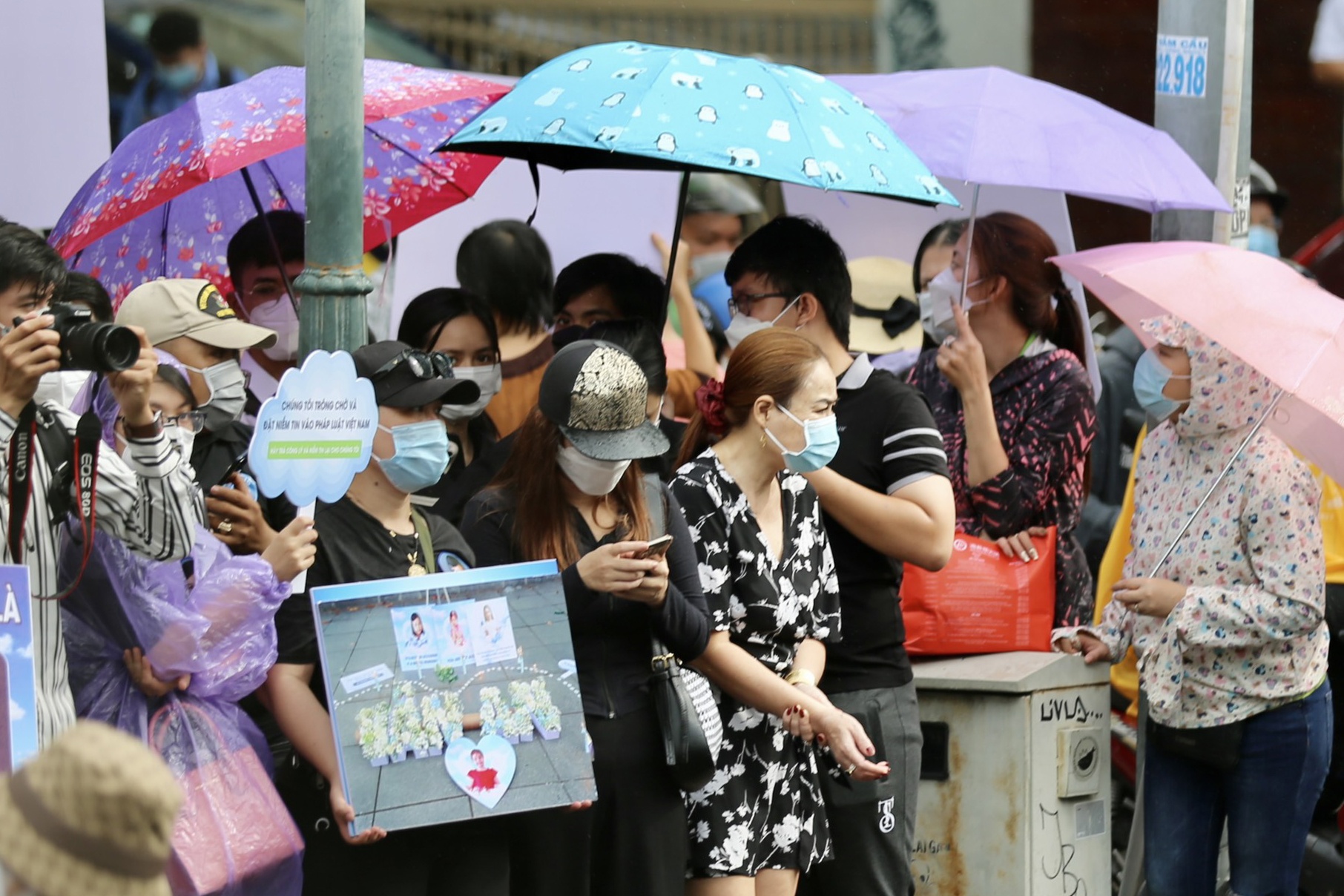 Hang tram nguoi doi mua theo doi phien xu vu bao hanh be gai 8 tuoi hinh anh