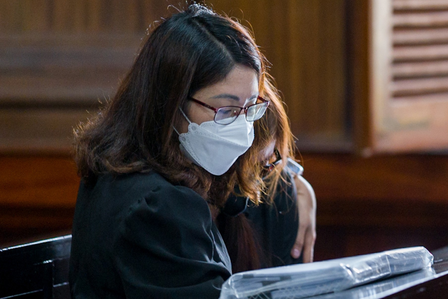 Me bat khoc o phien xu con gai 8 tuoi bi bao hanh hinh anh