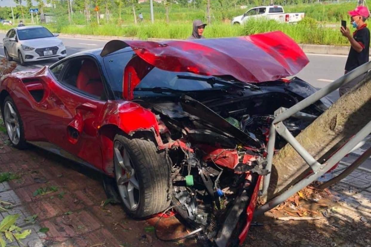 Ferrari 488 tai nạn ảnh 1 Ferrari 488 tai nan anh 1