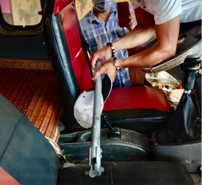 Dung tuyp sat danh trong thuong nguoi xin di nho xe hinh anh