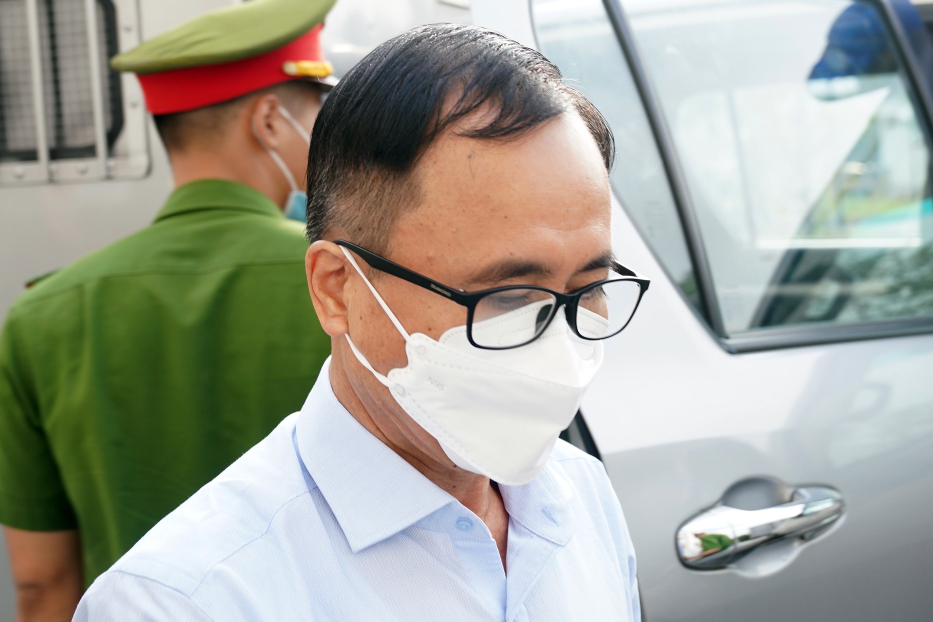 Canh sat dan giai cuu Bi thu Binh Duong Tran Van Nam ra toa hinh anh