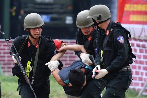 De xuat 4 tinh huong canh sat co dong duoc kiem tra nguoi, phuong tien hinh anh