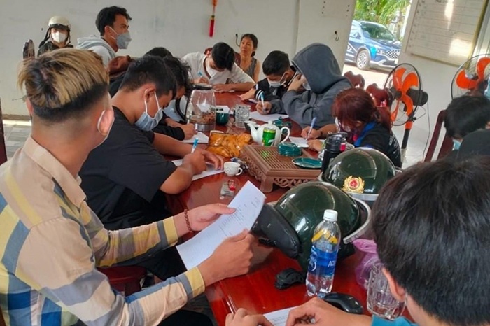Gia han tam giu hinh su nhom dua xe lan tron trong rung hinh anh