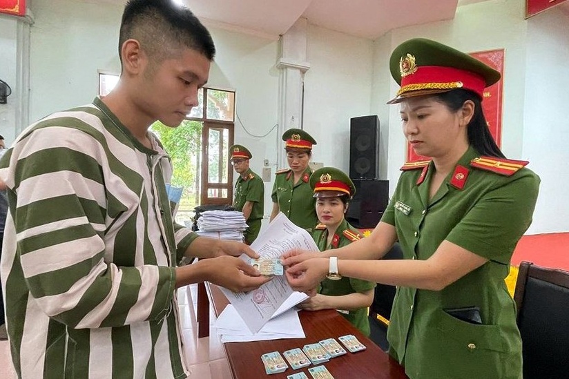 Cap hon 2.400 can cuoc gan chip cho nguoi duoc dac xa hinh anh