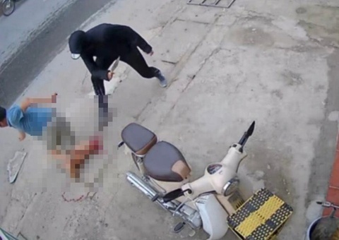 Chan dung ke chem nguoi dan ong di bo tren via he hinh anh