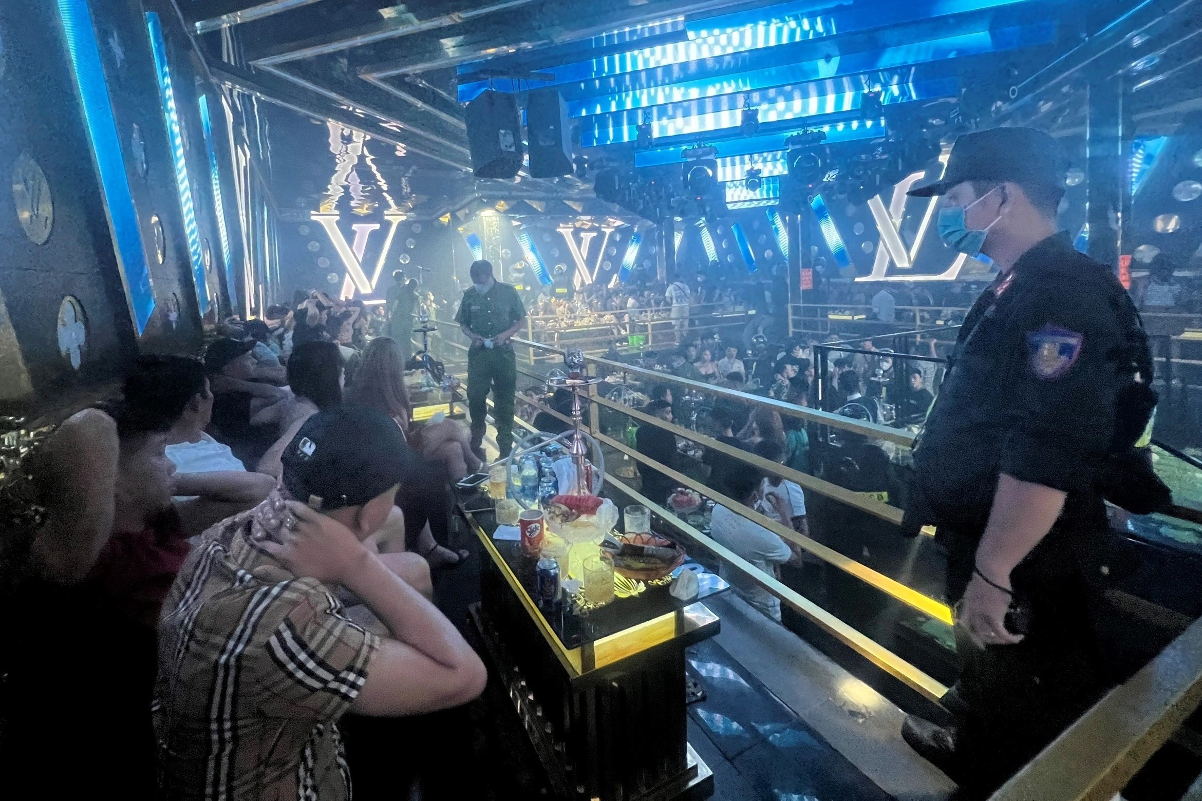 52 nguoi duong tinh voi ma tuy trong quan bar o Dong Nai hinh anh