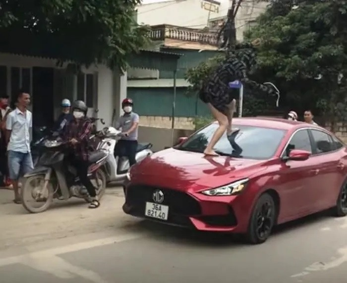 Cong an vao cuoc vu danh ghen khien co gai bi can dut mot phan tai hinh anh