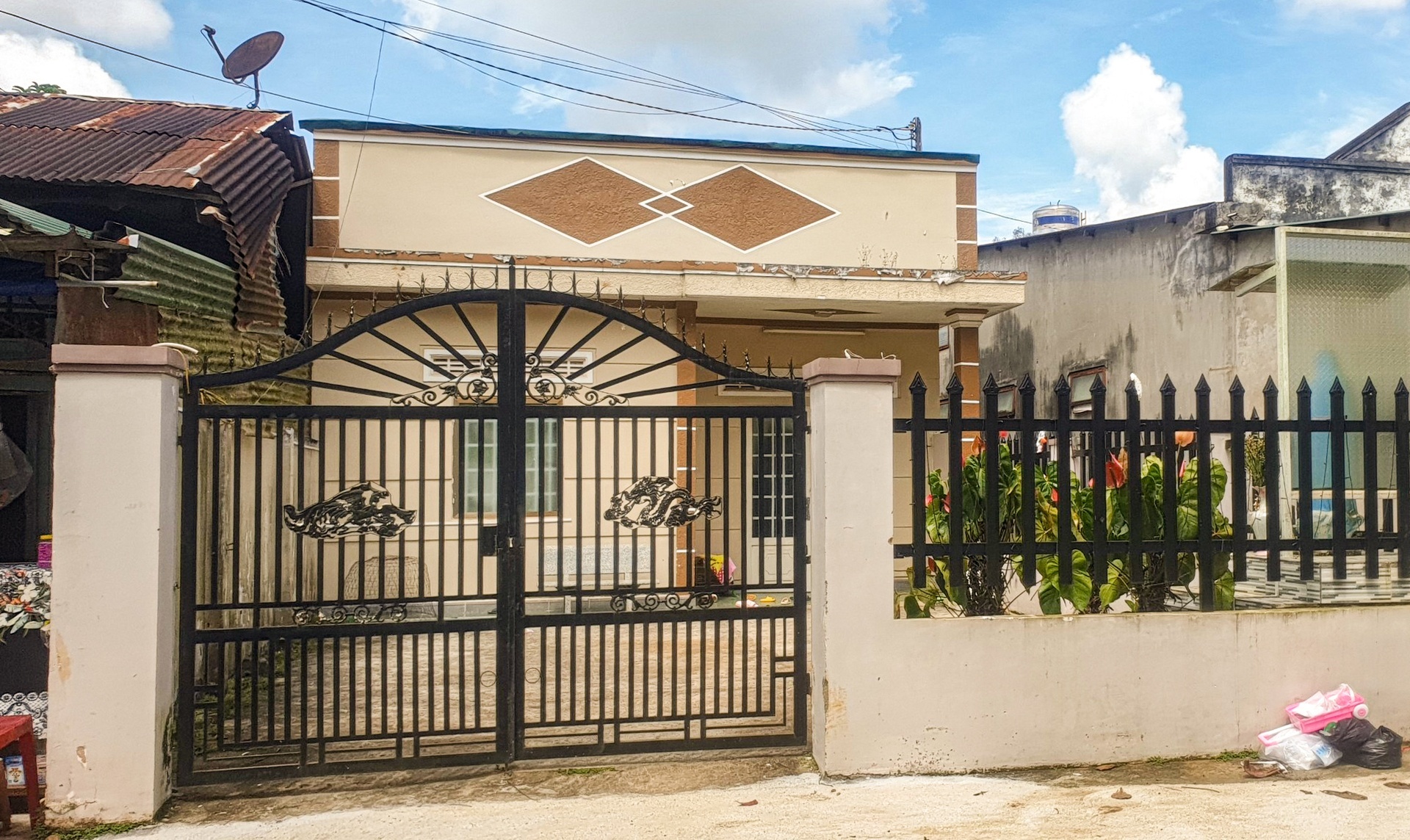 Bé trai bị thiêu ảnh 2 Be trai bi thieu anh 2