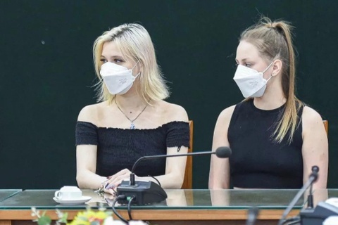 Lay dien thoai cua 2 du khach Nga, tai xe taxi linh an tu treo hinh anh