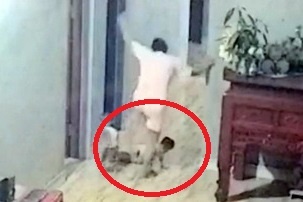 Dau hieu vi pham cua nguoi me dap gay xuong dui con trai hinh anh