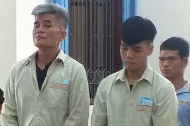 Tu hinh nguoi cha dua ma tuy cho con trai mang di ban hinh anh