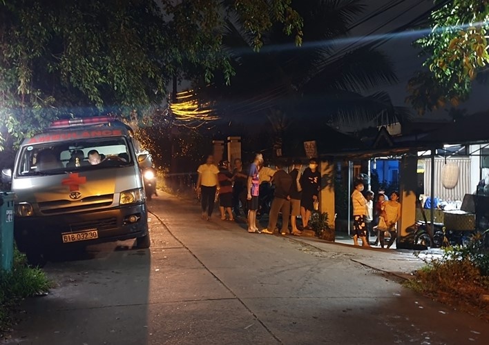 Chong chem vo tu vong, me vo bi trong thuong hinh anh