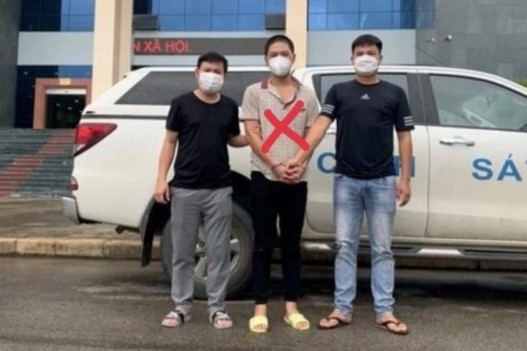 Bi truy na vi ru ban gai nhi vao nha nghi hinh anh