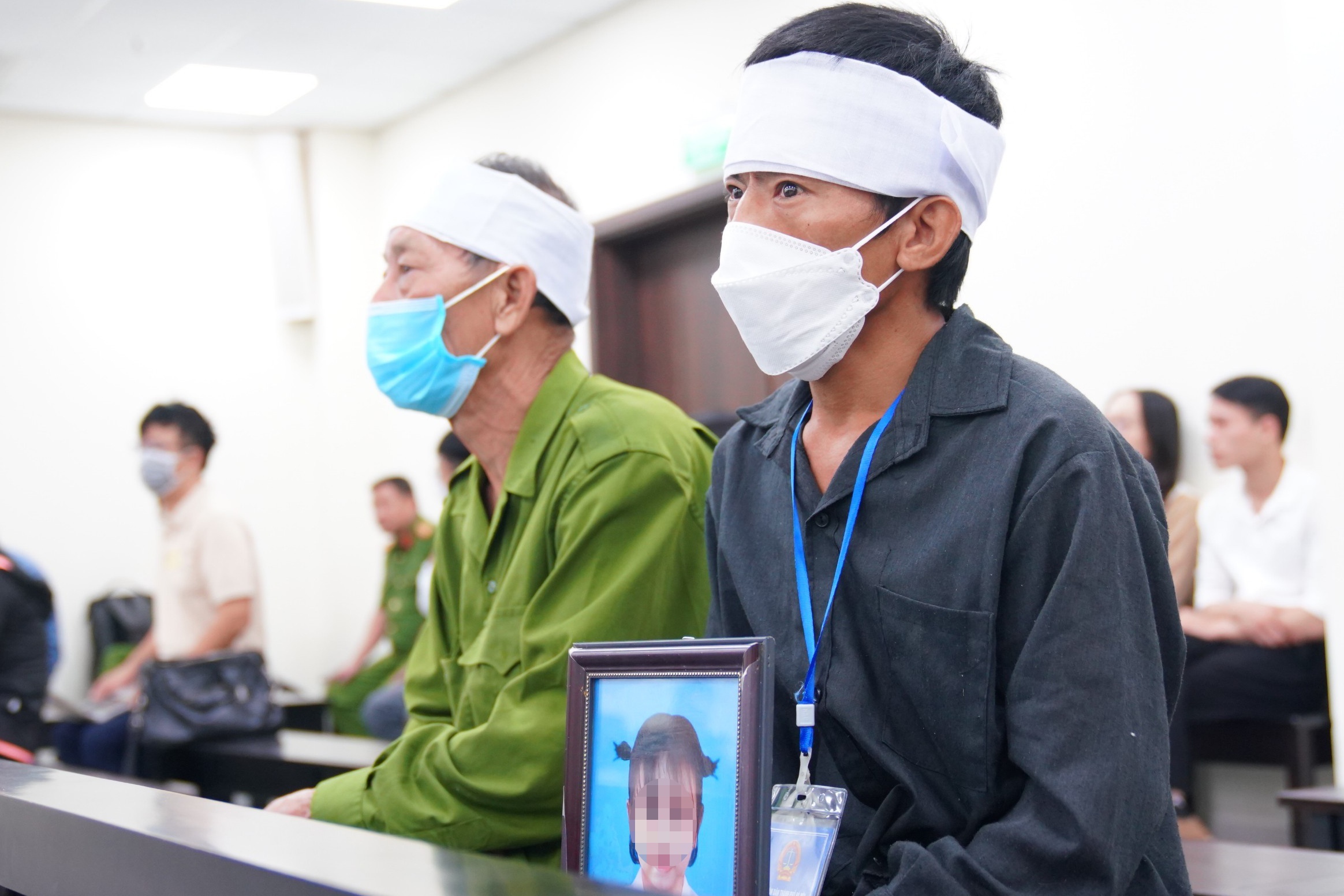 Cha om di anh cua con gai 3 tuoi bi dong dinh vao dau hinh anh