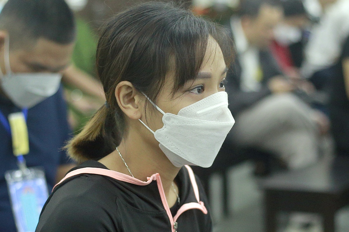 Tran tinh tai toa cua me be gai 3 tuoi bi dong dinh vao dau hinh anh