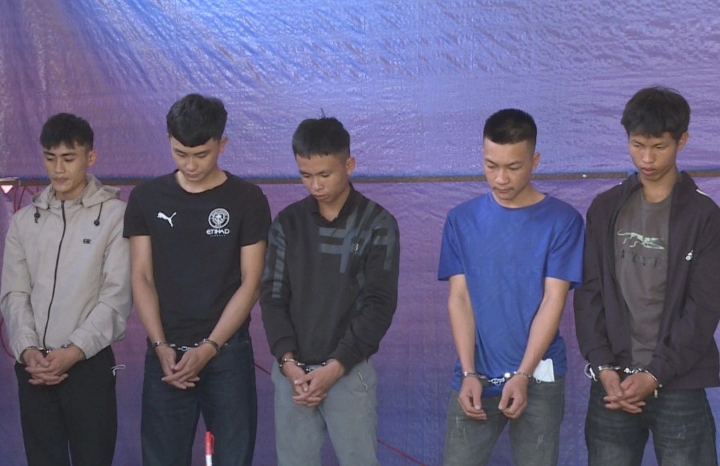 Xui giuc ban danh nhau, 5 thanh nien bi khoi to hanh vi giet nguoi hinh anh