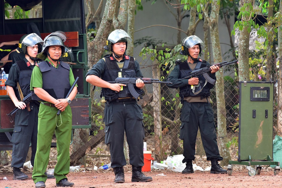 Toi pham ma tuy dung luu dan, sung ban tia tan cong canh sat hinh anh