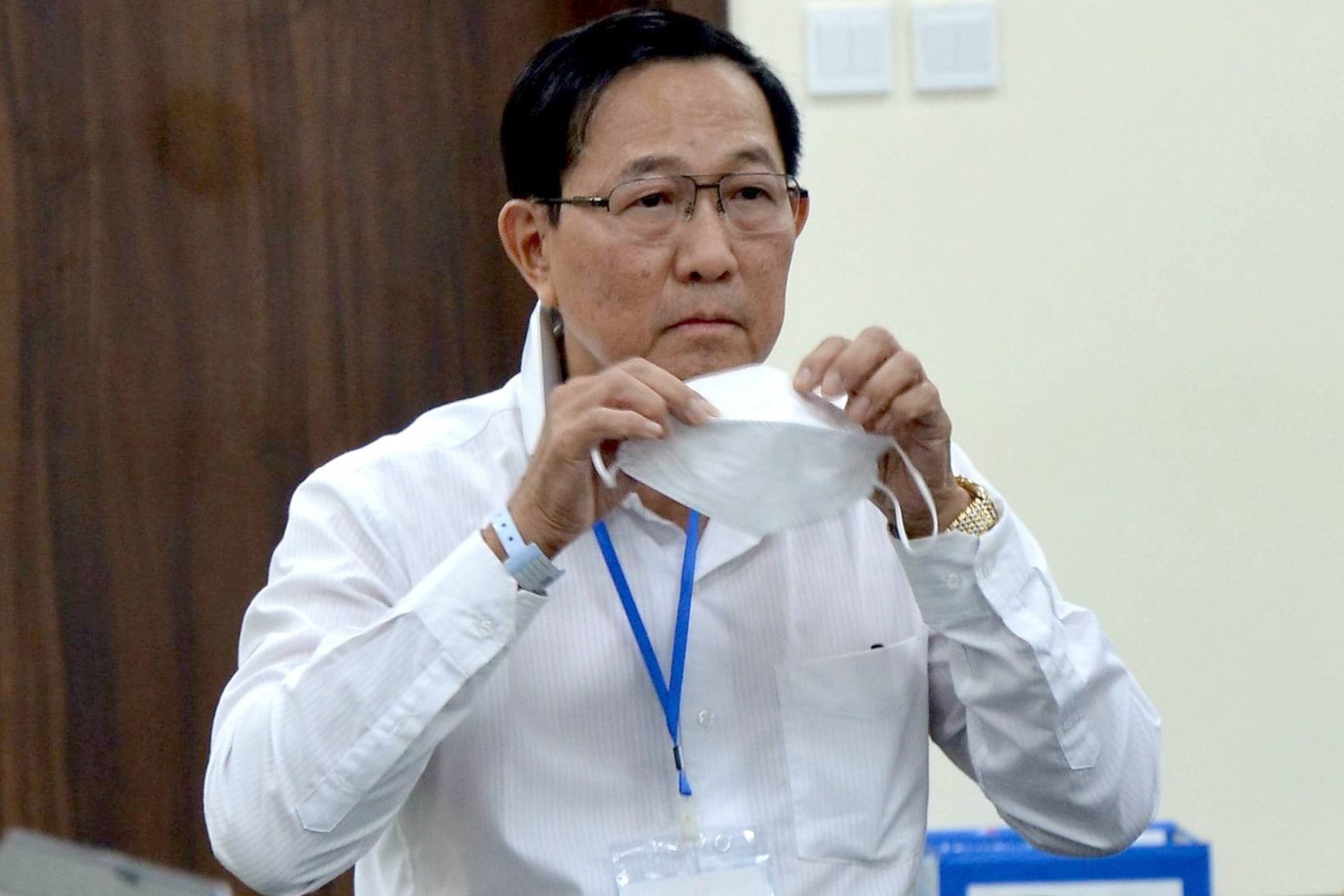 Ong Cao Minh Quang nhap vien, VKS de nghi an tu treo hinh anh