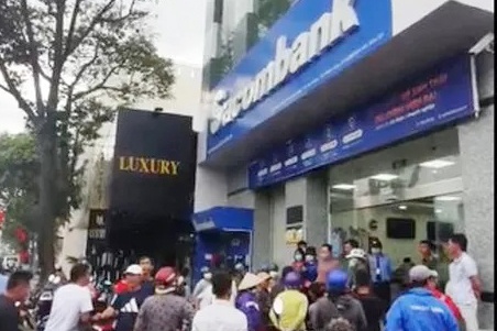 Sa thai truong phong va 2 pho phong ngan hang vi vo no hinh anh