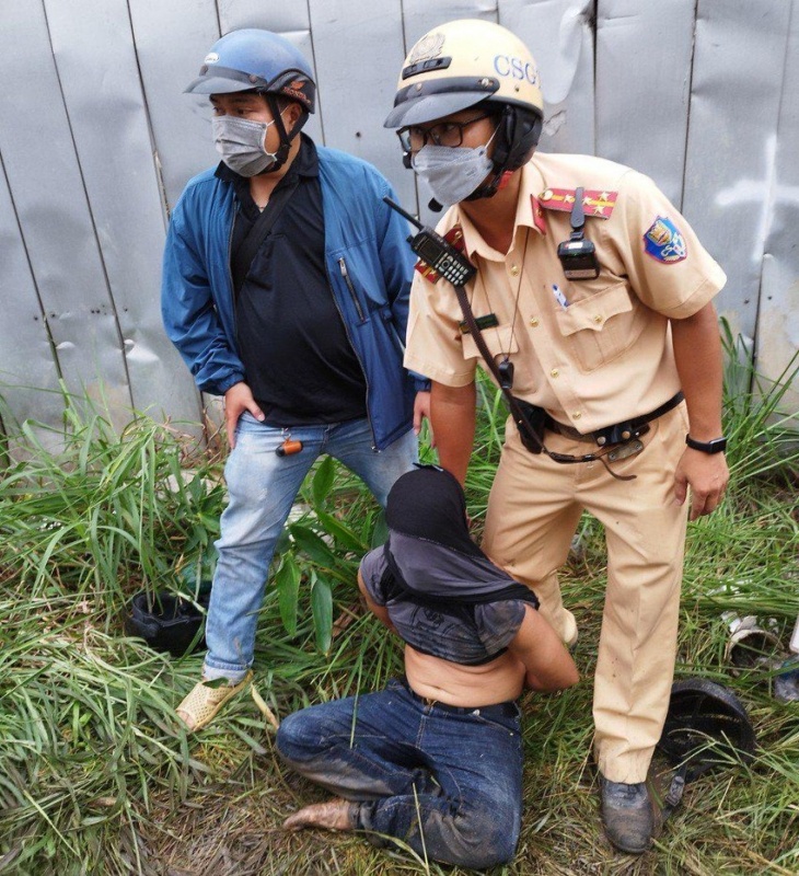 Bat giu thanh nien anh 1