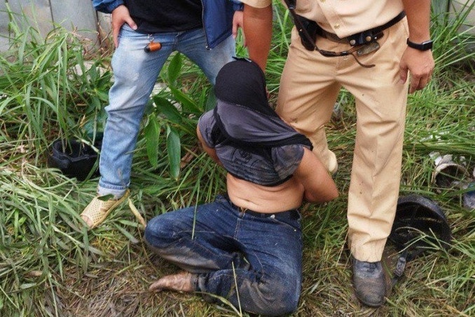 CSGT bat giu nam thanh nien co nhieu tien an hinh anh