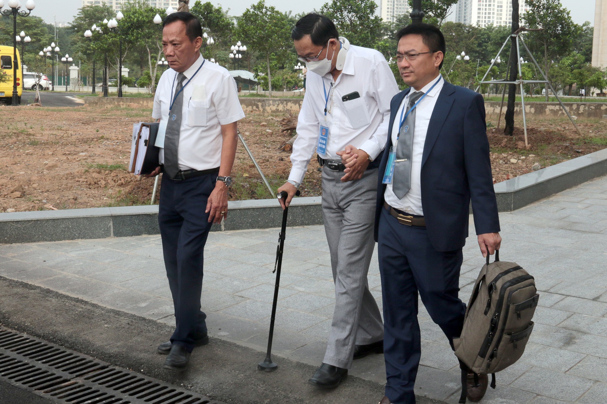 Cuu Thu truong Cao Minh Quang hau toa vu 'bien thu' 3,8 trieu USD hinh anh