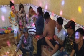 Phi tang ma tuy trong nha ve sinh quan karaoke hinh anh