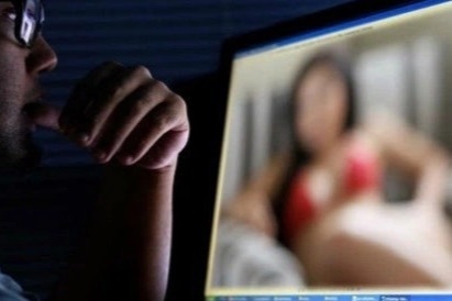 Phat tu tong giam doc doa dang clip nhay cam cua nguoi tinh hinh anh