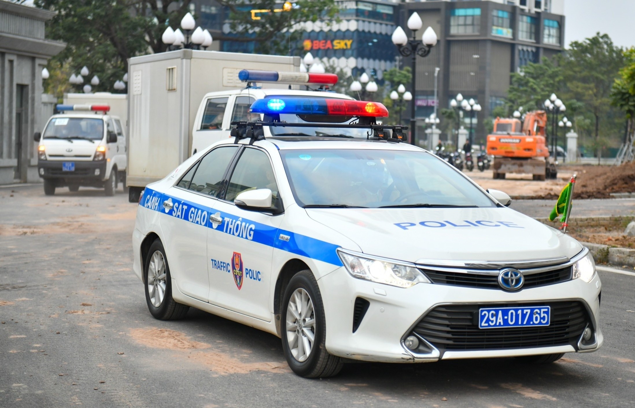 CSGT dan doan xe cho hang chuc bi cao vu AIC hau toa hinh anh