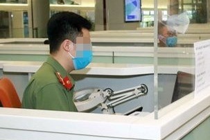 Dinh chi can bo cong an o Noi Bai bi to doi tien tip cua du khach hinh anh