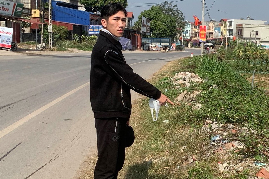 Bat giu nam thanh nien pha cua kinh nhieu oto hinh anh