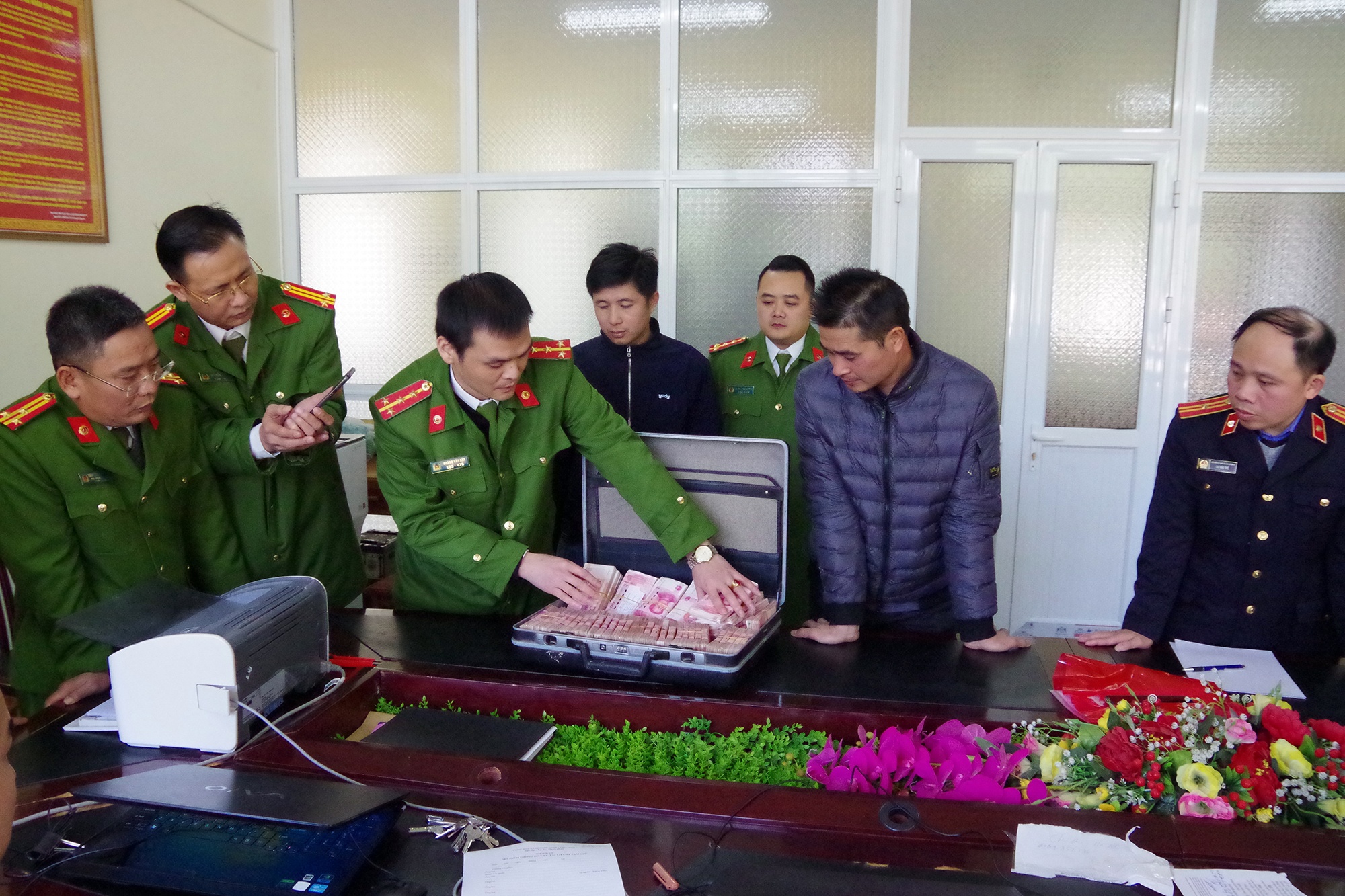 Vận chuyển ngoại tệ ảnh 1 Van chuyen ngoai te anh 1